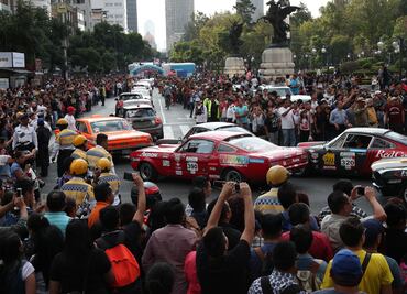 Autos clásicos "se pasean" por la CDMX