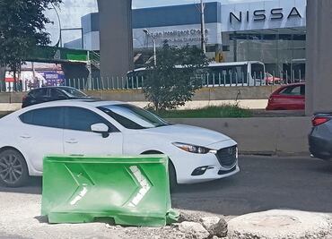 Reportan baches “truena llantas” en Periférico Norte, en Naucalpan
