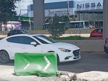 Reportan baches “truena llantas” en Periférico Norte, en Naucalpan