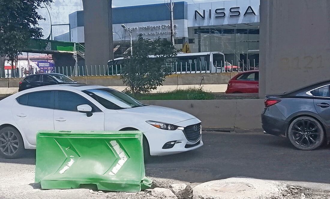 Un bache ubicado en Periférico Norte ha causado desperfectos en los vehículos; el hoyo ha tronado llantas y dañado rines. Foto: Rebeca Jimenez / EL UNIVERSAL