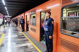 Denuncian crecimiento "caótico" de comercios en el Metro; puestos ilegales casi se triplican
