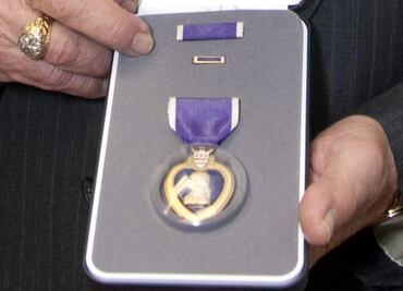 DEA condecora a dos policías mexicanos