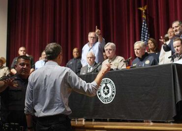 Estalla demócrata contra Gobernador de Texas: "no estás haciendo nada", le grita en su cara al hablar de tiroteos