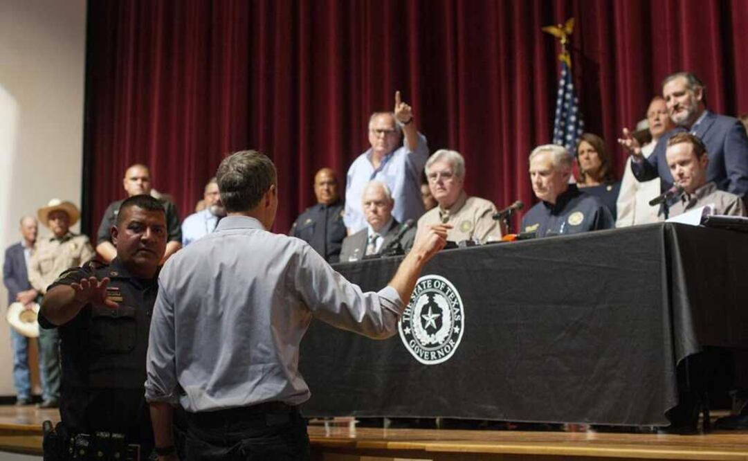 El demócrata Beto O'Rourke, interrumpe una conferencia de prensa encabezada por el gobernador de Texas, Greg Abbott. Foto: AP 