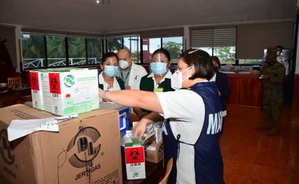 Participan 100 elementos de Marina en vacunación de maestros en Campeche