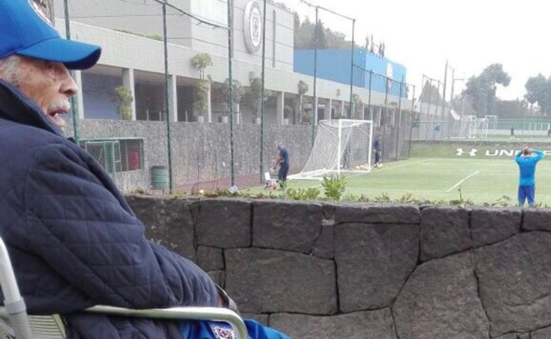 Twitter (@eduardotrelles) El legendario técnico mexicano presenció el entrenamiento de "La Máquina"