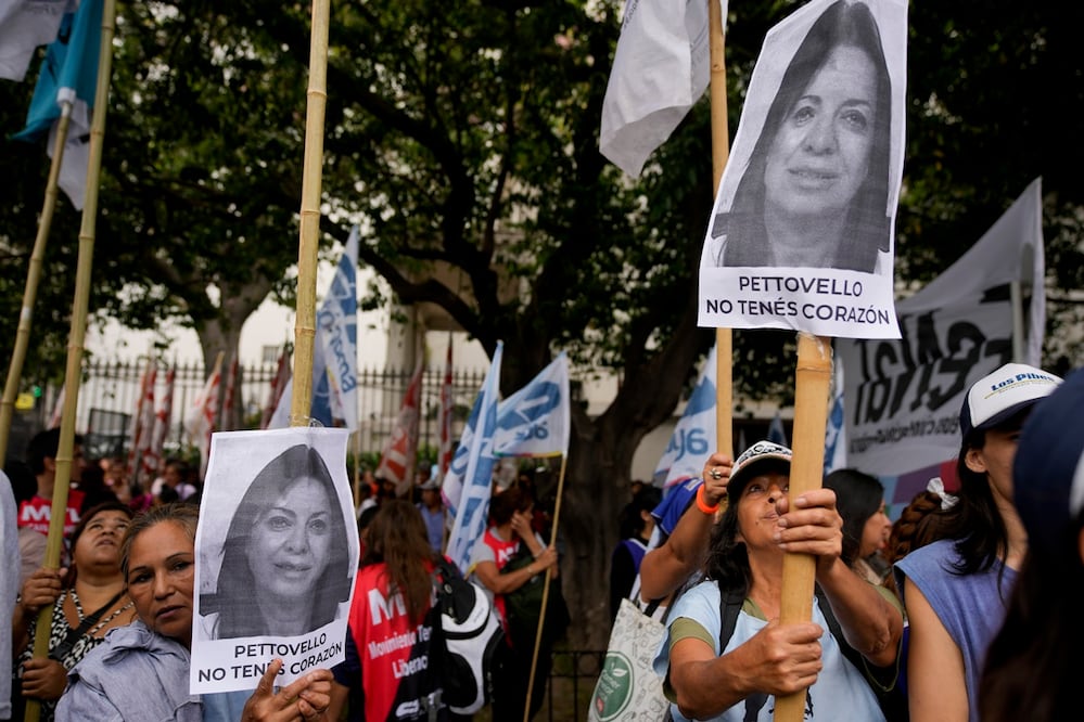 Los manifestantes sostienen fotografías de Sandra Pettovello, ministra argentina de Capital Humano,afuera de la sede de su ministerio durante una protesta contra la escasez de alimentos en los comedores populares y contra las reformas económicas del gobierno en Buenos Aires. Foto: AP