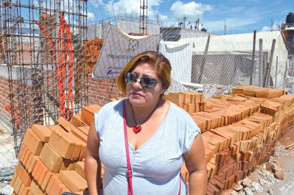 Aleida Romero reconstruye su casa, lleva 30% de avance y de su bolsa ha gastado 150 mil pesos, que obtuvo mediante préstamos y al empeñar su auto. (FOTO: cortesía  Jessenia Daniel)