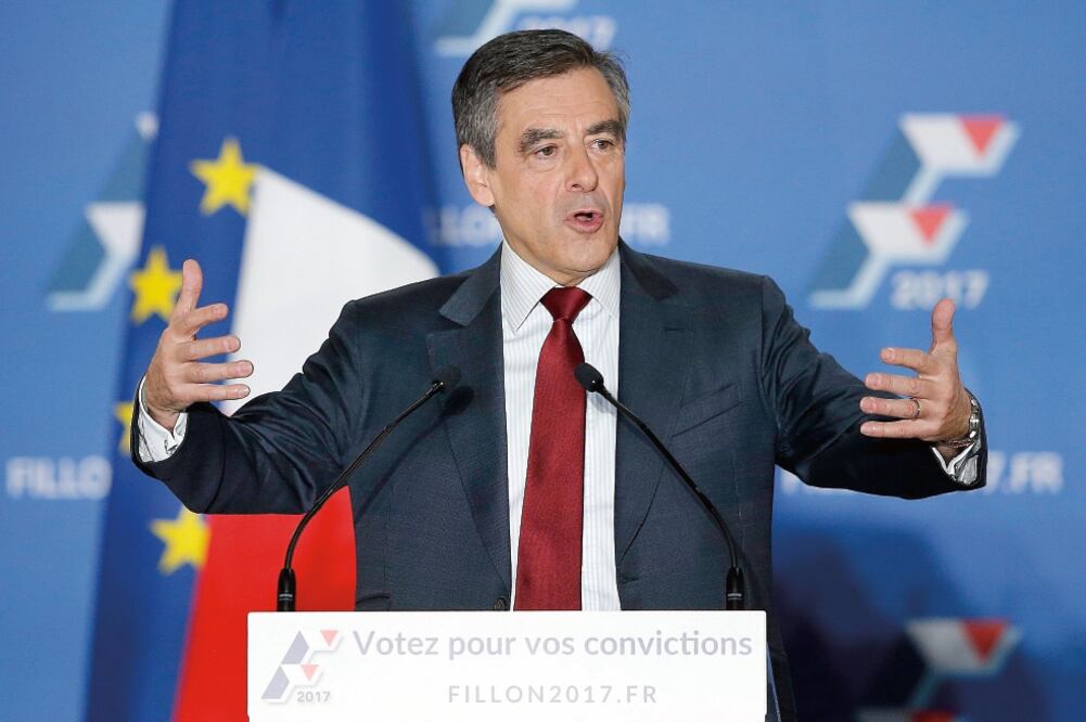 François Fillon, ex primer ministro francés, durante un discurso en una parada de campaña, ayer, en la localidad de Chassieu, cerca de Lyon (GUILLAUME HORCAJUELO. EFE)