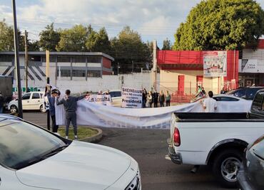 Vecinos de Las Águilas bloquean calles en protesta por proyecto en parque ecológico