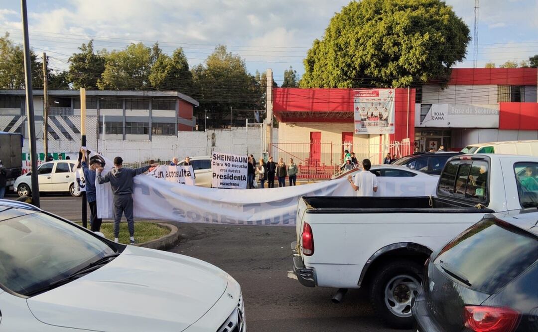 Vecinos de Las Águilas bloquean calles en protesta por proyecto en parque ecológico. Foto: Especial
