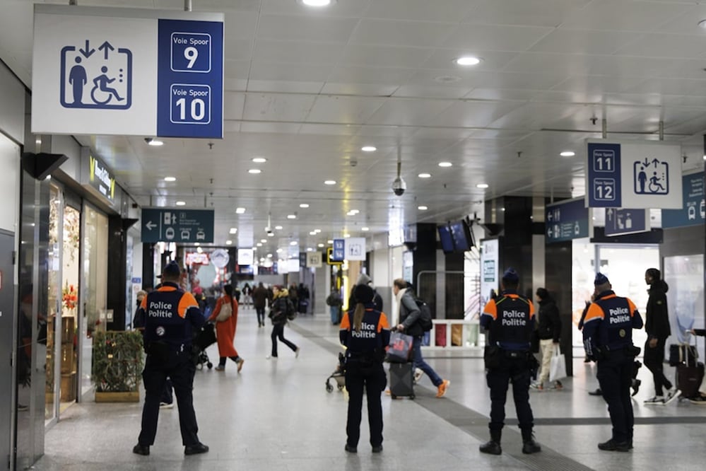 El hallazgo de dos paquetes sospechosos provocó el desalojo de la estación de tren de Bruselas Sur, este lunes 23 de marzo de 2026. FOTO: ESPECIAL
