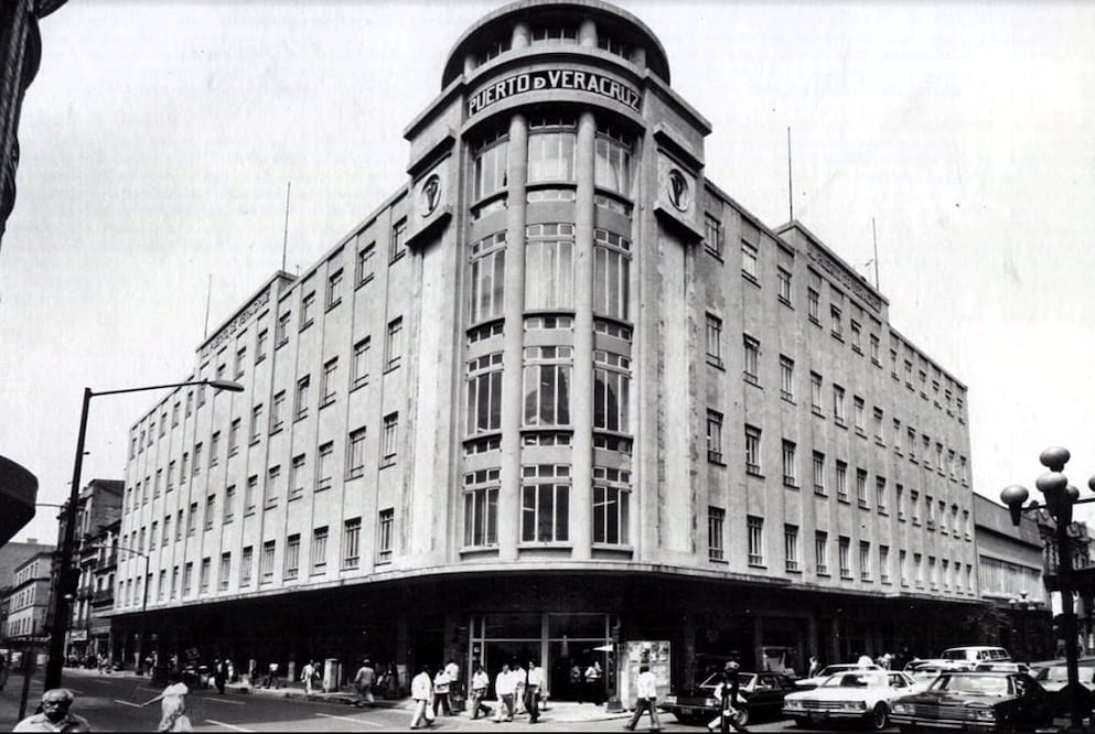 El edificio de la tienda “Al Puerto de Veracruz”, ubicado en la esquina de 5 de Febrero y Venustiano Carranza, a mediados de los años ochenta. Este inmueble se conserva hasta la actualidad, ocupado por Telas Parisina. Imagen cortesía: Bob Schalkwijk