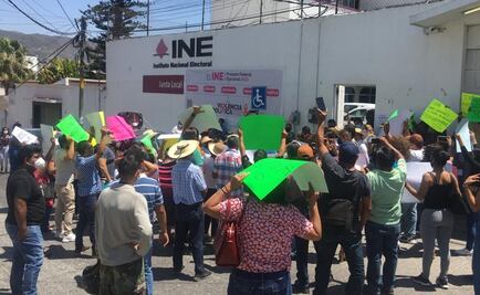Simpatizantes de Félix Salgado Macedonio protestan en oficinas del INE en Guerrero por retiro de candidatura