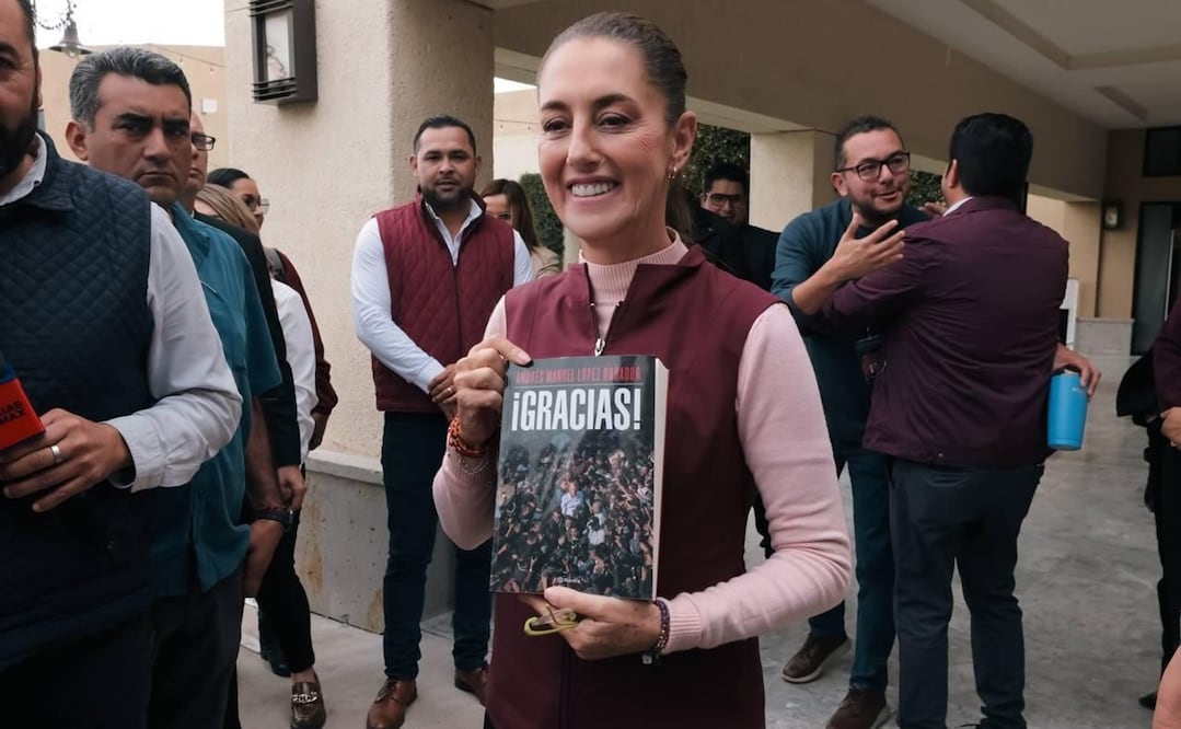 Claudia Sheinbaum y el libro "¡Gracias!", de AMLO. FOTO: Especial