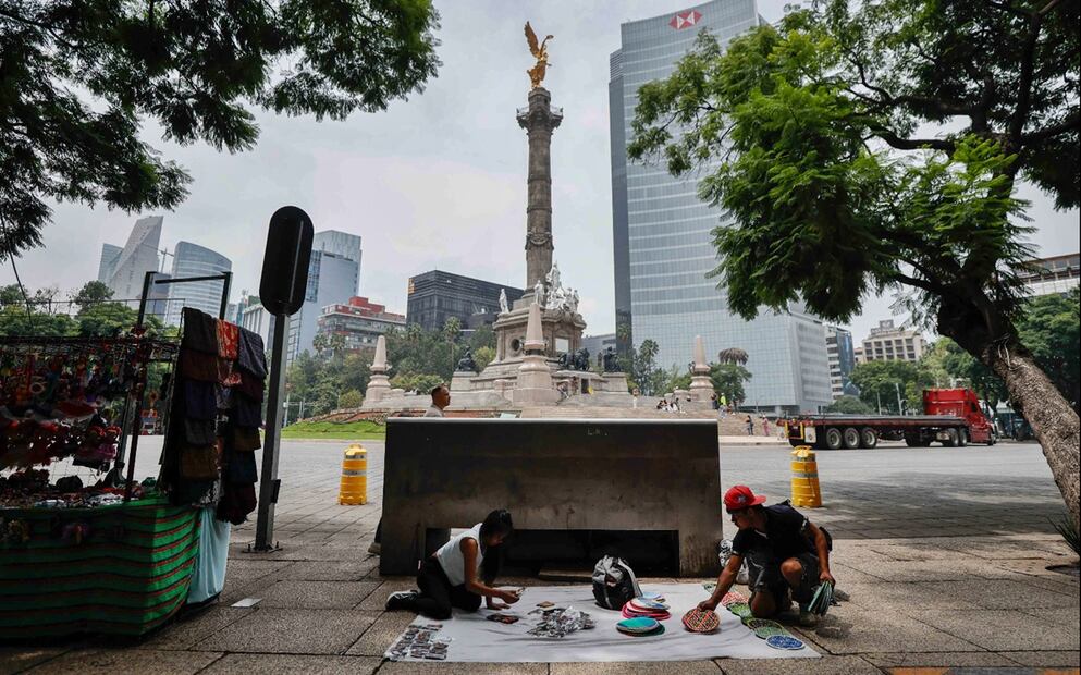 Vendedores ambulantes continúan con la venta de productos sobre avenida Paseo de la Reforma, en la Ciudad de México, el 8 de septiembre de 2025. Foto: Diego Simón Sánchez/EL UNIVERSAL
