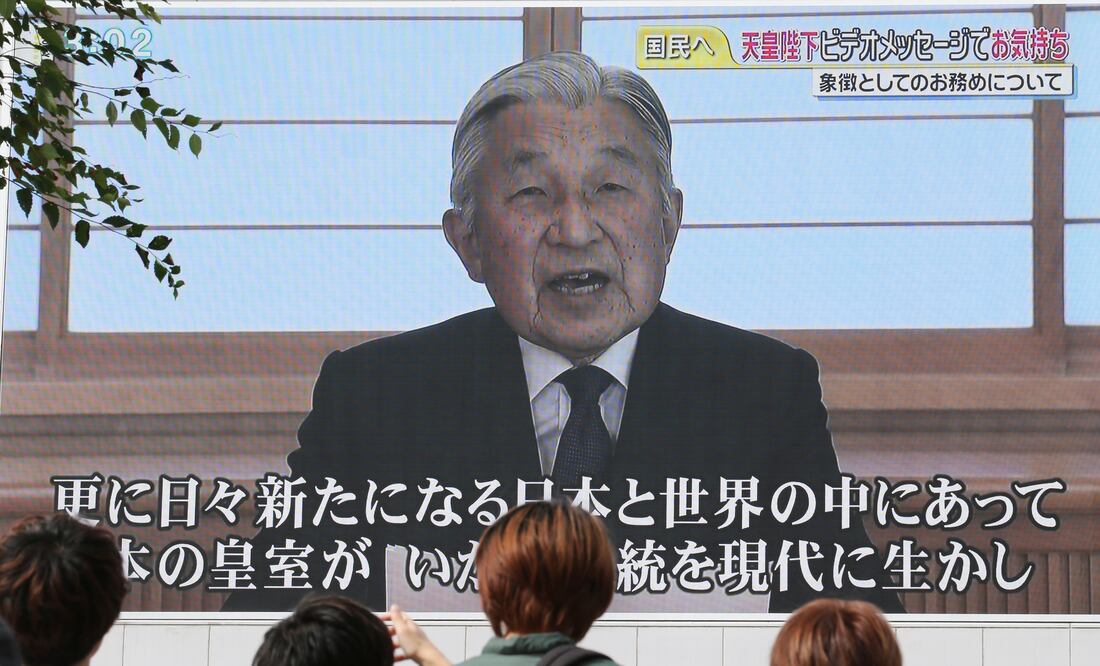 En un mensaje fue televisado para el pueblo nipón, Akihito reconoció que su avanzada edad y su estado de salud le hacen difícil desempeñar sus funciones (AP)