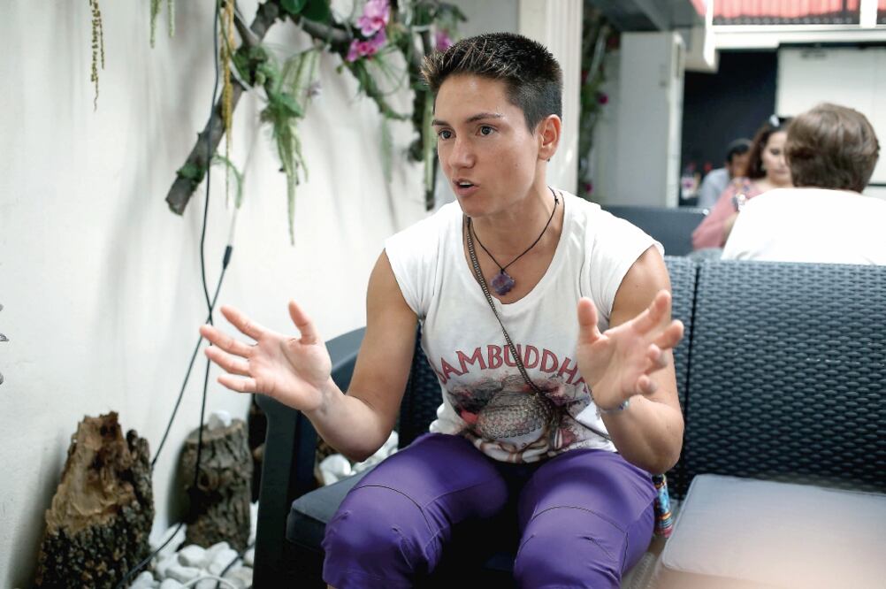 Elena Sánchez, miembro de la Policía Nacional de España y una de las integrantes de la dirección de la LGTBIpol, asociación que busca defender las libertades más allá de la orientación sexual. (JUAN CARLOS ROJAS. EL UNIVERSAL)