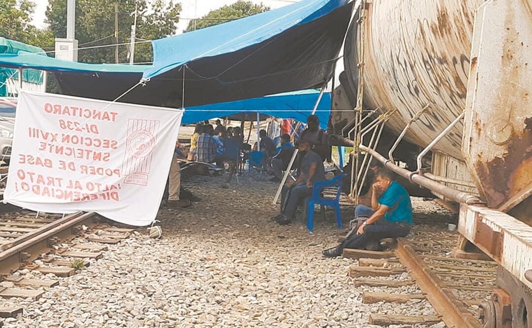 El ala más radical de los docentes, autodenominada Poder de Base, mantiene desde el 31 de julio un bloqueo a las vías del tren en el municipio de Uruapan. Foto: CORTESÍA AIEMAC