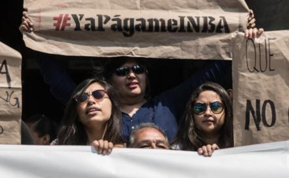 Empleados entregan peticiones al INBA