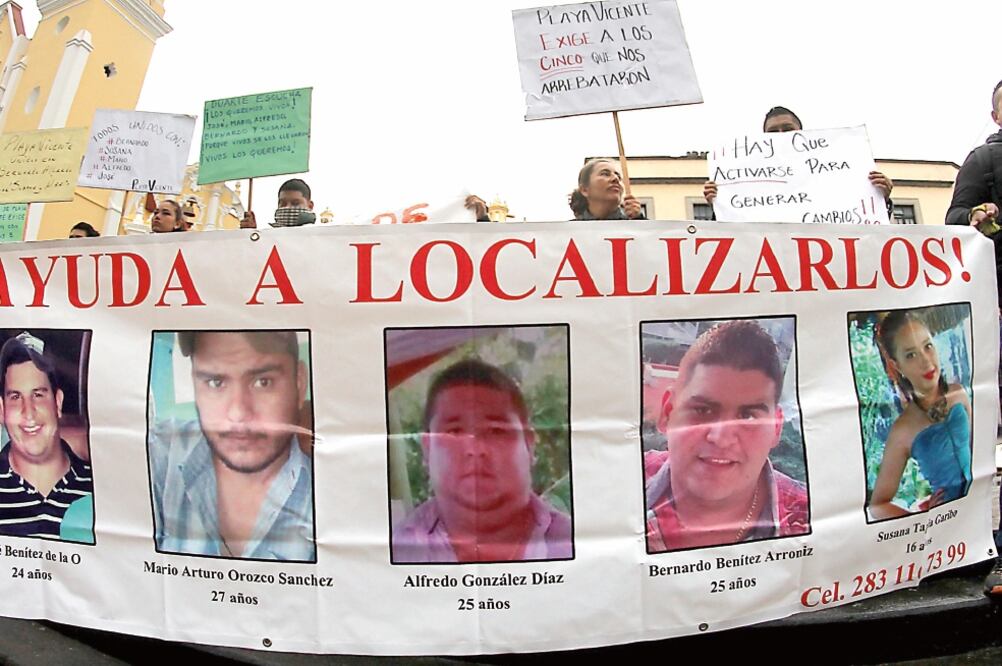 Habitantes de Playa Vicente se manifestaron para exigir que los cinco jóvenes sean entregados con vida; según las indagatorias, fueron entregados a un grupo delincuencial por policías de Tierra Blanca (EFE)