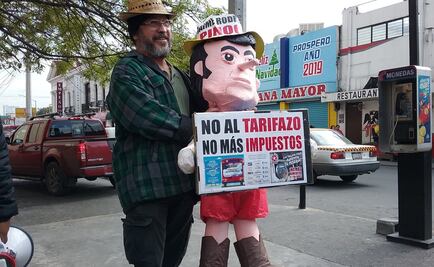 Protestan contra incremento en transporte con piñata de “El Bronco”
