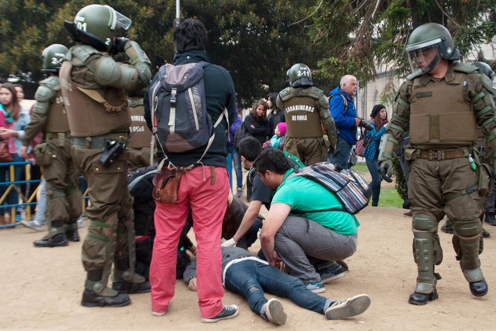 Según las versiones, los jóvenes recibieron el reclamo del propietario del edificio porque pegarían la proclama de papel, tras lo cual apareció el hijo de éste, quien amenazó a los manifestantes con "balearlos" si concretaban la acción