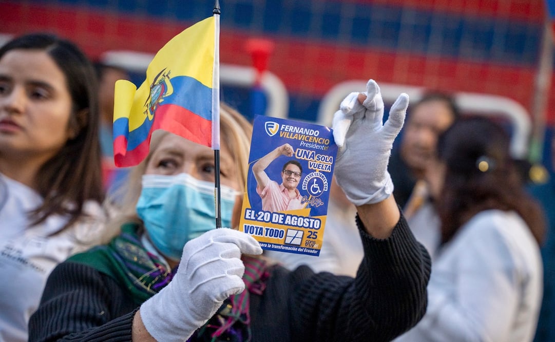 Un partidario muestra un volante del asesinado candidato presidencial Fernando Villavicencio, en Quito. Foto: AP