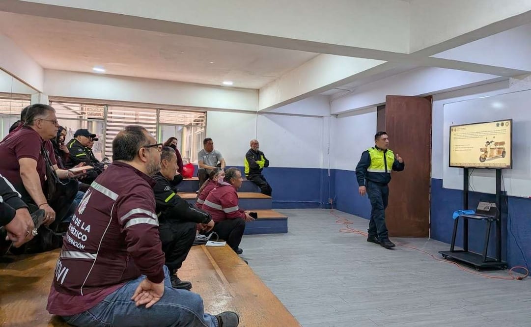 Grupo de Apoyo Vial Radar de la Semovi recibió una capacitación especializada impartida por personal de la SSC. 02/09/2026. | Foto: Especial.