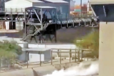 Se derraman 3 mil litros de ácido sulfúrico hacia el mar 