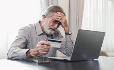 Adultos mayores concentran 3 de cada 10 fraudes bancarios; engaños telefónicos, principal amenaza, dice la Condusef 