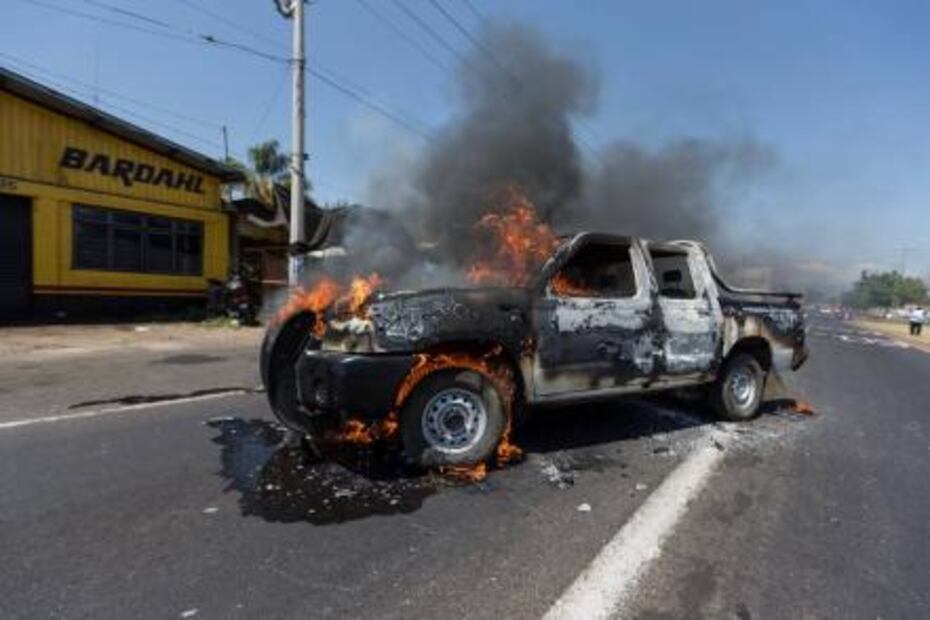 Arde Michoacán, incendian criminales 30 autos y camiones