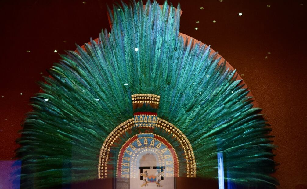 Réplica del Penacho de Moctezuma exhibida en el Museo Nacional de Antropología e Historia. Foto: Valente Rosas/EL UNIVERSAL.