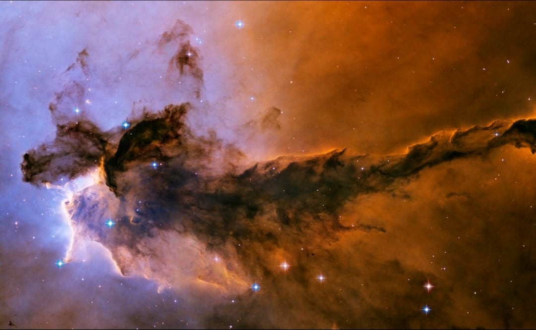 Una torre ondeante de gas y polvo se eleva desde la guardería estelar conocida como la Nebulosa del Águila. Esta pequeña pieza de Eagle Nebula tiene 57 billones de millas de largo (91.7 billones de km).