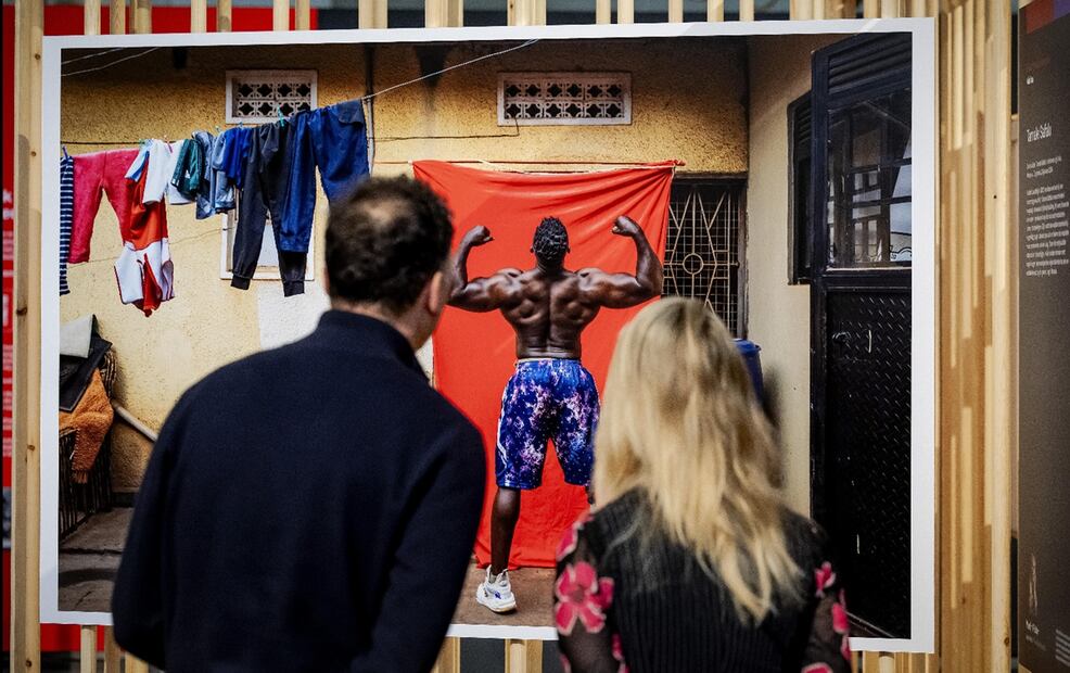 La fotógrafa Marijn Fidder observa su foto ganadora del Concurso de Fotografía 2025 - África - Individuales, durante la ceremonia de anuncio de los ganadores del World Press Photo, el 17 de abril de 2025. Foto: EFE