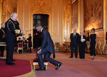 Rey Carlos III de Inglaterra condecora a David Beckham como caballero