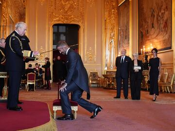 Rey Carlos III de Inglaterra condecora a David Beckham como caballero