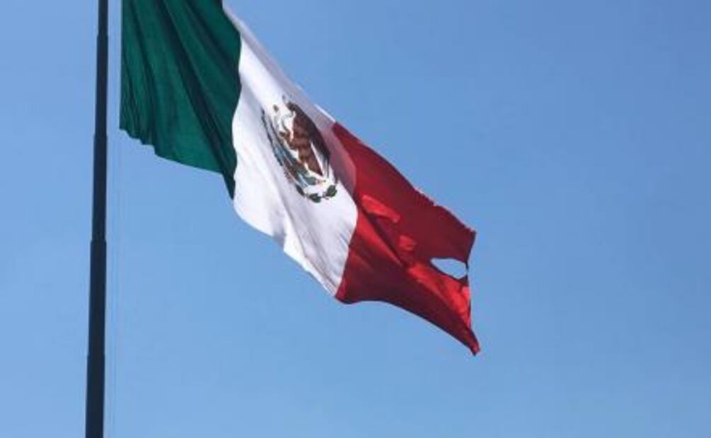 Mexico celebrates Flag Day with pride, resolution and a rip
