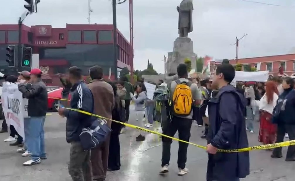 Protestan artistas en Pachuca por cierre de fundación Arturo Herrera; gobierno busca crear nuevo museo.
Foto: Especial.