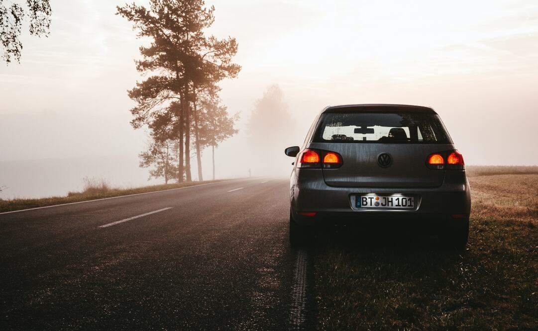 Recuerda que, si tu auto no arranca debido a la batería, puedes pedir ayuda a otro conductor o acudir al taller mecánico. Foto: Unsplash