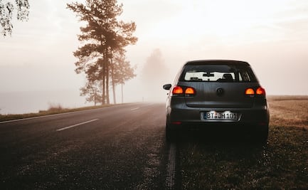 Por qué no debes empujar un auto que no arranca