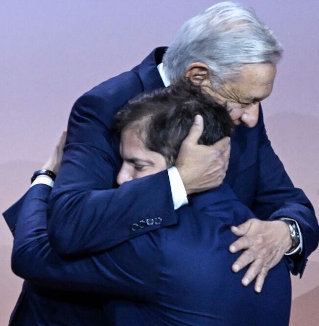 El presidente mexicano, Andrés Manuel López Obrador, abraza al mandatario chileno, Gabriel Boric, mientras dejan una foto familiar con los líderes mundiales que participan en la Semana de Líderes del Foro de Cooperación Económica de Asia Pacífico (APEC), en San Francisco. Foto: AFP