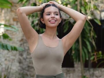 Ángela Aguilar luce pantalón sastre y muestra que todo le queda bien