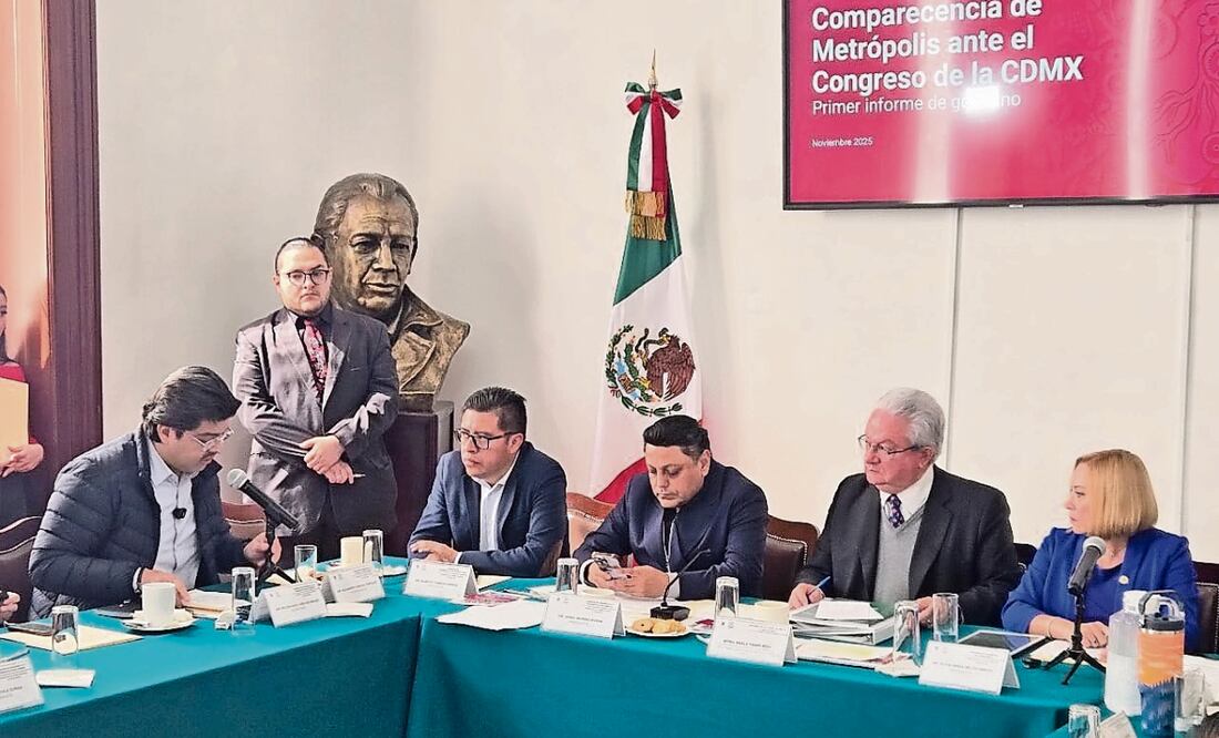 Pablo Yanes, secretario de Planeación (segundo de der. a izq.) compareció ante comisiones unidas del Congreso local, como parte de la glosa por el Primer Informe de Gobierno. Foto Especial