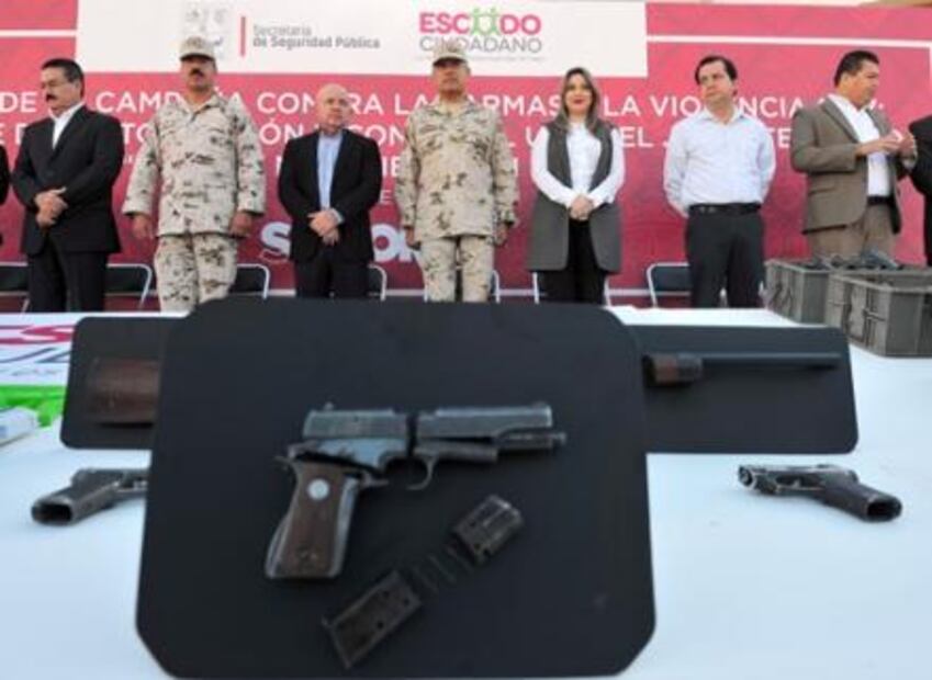 Cambian juguetes "de guerra" por libros a niños de Sonora