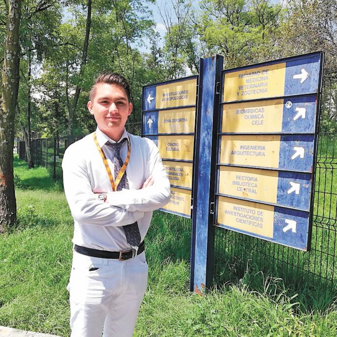 Alumnos como Rodrigo usan el sistema RIU para internet. TERESA MORENO. EL UNIVERSAL