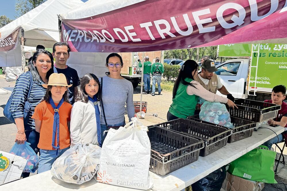 Decenas de familias acudieron este domingo al Parque Ecológico Xochimilco para cambiar residuos reciclables por productos del campo. (14/04/2025) Foto: Berenice Fregoso | El Universal