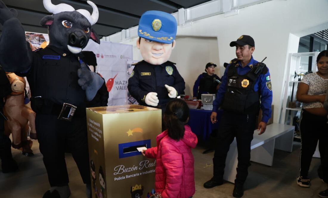 El Módulo de la Policía Turística instaló buzones para que niñas y niños depositaran sus cartas con peticiones a los Reyes Magos para este 6 de enero. (Foto: Carlos Mejía/ EL UNIVERSAL)
