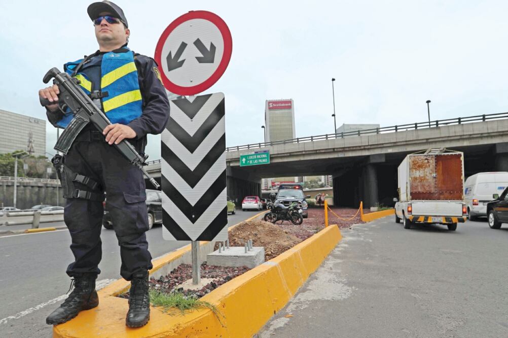 Para disminuir el robo a automovilistas a lo largo de Periférico, la policía capitalina desplegó el lunes a 250 uniformados (FERNANDO RAMÍREZ. EL UNIVERSAL)