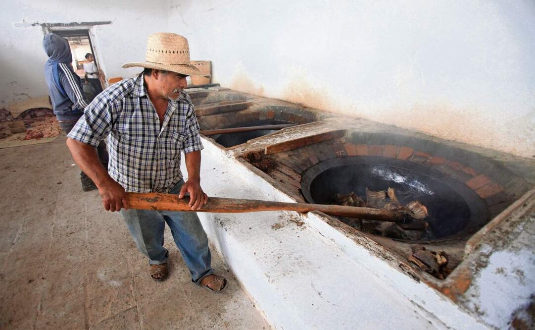 Todos los años a partir de octubre inicia la tradicional matanza de chivos en Santa María Xochixtlapilco, y con ello la temporada de mole de caderas. Foto: Edwin Hernández / EL UNIVERSAL